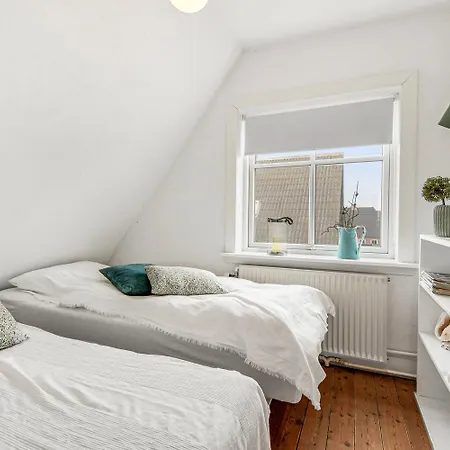 Hyggeligt Helarshus I 2 Plan For Enden Af En Blind Vej Sj1072 Сasa de vacaciones