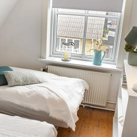 Hyggeligt Helarshus I 2 Plan For Enden Af En Blind Vej Sj1072