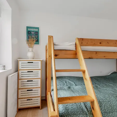 Hyggeligt Helarshus I 2 Plan For Enden Af En Blind Vej Sj1072
